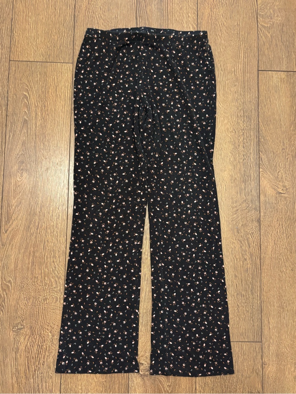 Women's Billabong Black floral pants. Size medium